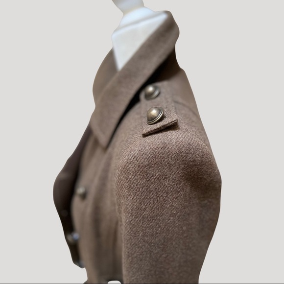 Beautifully tailored BCBG Olive Green Wool Coat. - Picture 4 of 6